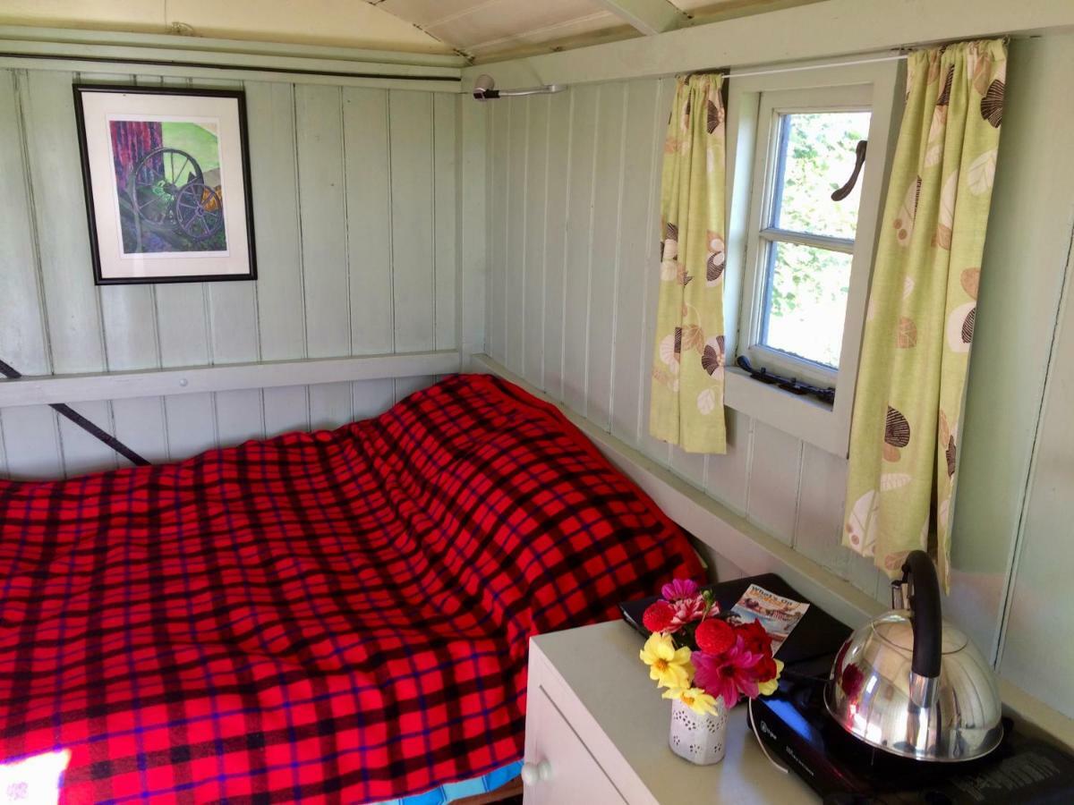 Shepherd'S Hut Hotel Blandford Forum Exterior photo